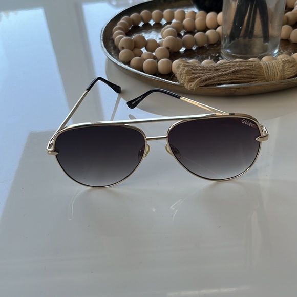 Desi xQuay “high key” sunnies - Picture 1 of 4